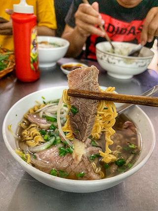 Ăn mì tôm với topping tái nạm nước phở - ảnh 1 an mi tom voi topping tai nam nuoc pho - anh 1
