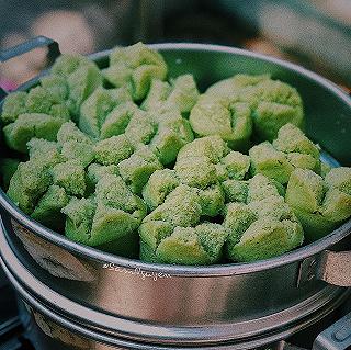 BÁNH BÒ LÁ DỨA thơm cả một con hẻm - ảnh 1 banh bo la dua thom ca mot con hem - anh 1