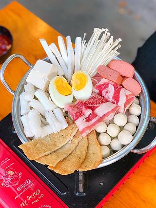 Lẩu tokbokki “sanh diên” giá mềm - ảnh 1 lau tokbokki “sanh dien” gia mem - anh 1