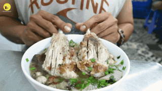 Choáng ngợp BÁNH CANH SƯỜN CÂY bán thâu đêm suốt sáng ở Sài Gòn - ảnh 1 choang ngop banh canh suon cay ban thau dem suot sang o sai gon - anh 1