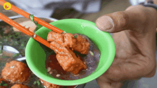 Bất ngờ NỒI BÚN RIÊU luôn sôi sùng sục đến tận 12h đêm hiếm có, khó tìm giữa lòng Sài Gòn - ảnh 1 bat ngo noi bun rieu luon soi sung suc den tan 12h dem hiem co, kho tim giua long sai gon - anh 1