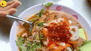 BÁNH MÌ CHẢ CÁ XÍU MẠI khách bu đông kín - ảnh 1 banh mi cha ca xiu mai khach bu dong kin - anh 1