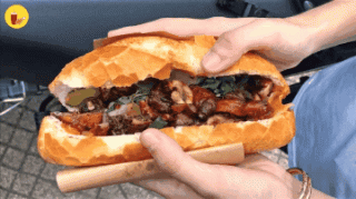 Nhai luôn xương với xe bánh mì nhồi cút đầy ấp thâm niên 25 năm trước cổng trường Ngô Quyền - ảnh 1 nhai luon xuong voi xe banh mi nhoi cut day ap tham nien 25 nam truoc cong truong ngo quyen - anh 1