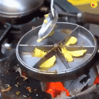 Bánh trứng cút xúc xích phô mai hấp dẫn trong hẻm nhỏ - ảnh 1 banh trung cut xuc xich pho mai hap dan trong hem nho - anh 1