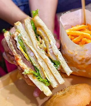 ❌Có gì ở TIỆM BURGER HOT NHẤT SÀI GÒN xếp hàng đông nghẹt mỗi đêm ⁉️ - ảnh 4 ❌co gi o tiem burger hot nhat sai gon xep hang dong nghet moi dem ⁉️ - anh 4