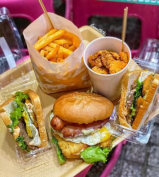 ❌Có gì ở TIỆM BURGER HOT NHẤT SÀI GÒN xếp hàng đông nghẹt mỗi đêm ⁉️ - ảnh 2 ❌co gi o tiem burger hot nhat sai gon xep hang dong nghet moi dem ⁉️ - anh 2