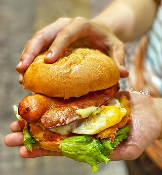 ❌Có gì ở TIỆM BURGER HOT NHẤT SÀI GÒN xếp hàng đông nghẹt mỗi đêm ⁉️ - ảnh 3 ❌co gi o tiem burger hot nhat sai gon xep hang dong nghet moi dem ⁉️ - anh 3