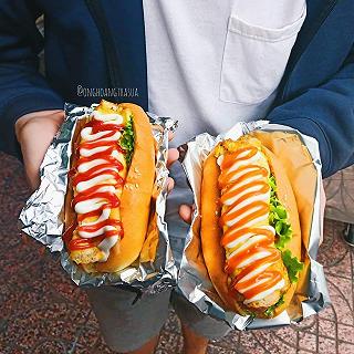 MÊ MẪN BÉO SỆT HOTDOG PHÔ MAI ỐP TRỨNG VÀNG NGẬY - ảnh 1 me man beo set hotdog pho mai op trung vang ngay - anh 1
