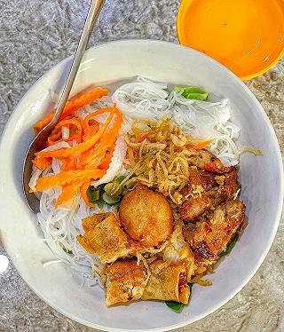 BÚN THỊT NƯỚNG BÌNH DÂN NHƯNG NGON QUẬN 5 - ảnh 2 bun thit nuong binh dan nhung ngon quan 5 - anh 2