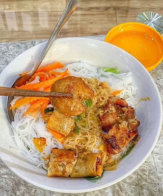 BÚN THỊT NƯỚNG BÌNH DÂN NHƯNG NGON QUẬN 5 - ảnh 3 bun thit nuong binh dan nhung ngon quan 5 - anh 3