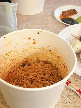 Mì trộn Indo 15k ở Estella hơi bị ngon - ảnh 1 mi tron indo 15k o estella hoi bi ngon - anh 1