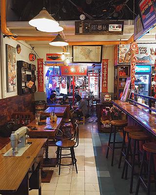 HẺM ÔNG THỔ ĐỊA - Một HongKong Chill Chill Thu Nhỏ Phiên Bản "Ông Địa" Nằm Khuất Hẻm Khu Quận 3 Sầm Uất: - ảnh 1 hem ong tho dia - mot hongkong chill chill thu nho phien ban "ong dia" nam khuat hem khu quan 3 sam uat: - anh 1