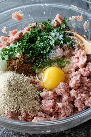 Cách làm Thịt viên nướng kiểu Nhật thơm ngon - ảnh 2 cach lam thit vien nuong kieu nhat thom ngon - anh 2