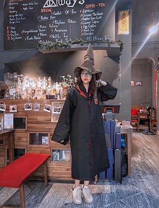 𝐏𝐡𝐚́𝐭 𝐡𝐢𝐞̣̂𝐧 𝐪𝐮𝐚́𝐧 𝐜𝐚𝐟𝐞 𝐛𝐮̛𝐨̛́𝐜 𝐫𝐚 𝐭𝐮̛̀ 𝐛𝐨̣̂ 𝐩𝐡𝐢𝐦 𝐇𝐚𝐫𝐫𝐲 𝐏𝐨𝐭𝐭𝐞𝐫 𝐧𝐠𝐨𝐚̀𝐢 đ𝐨̛̀𝐢 𝐭𝐡𝐮̛̣𝐜. - ảnh 6 𝐏𝐡𝐚́𝐭 𝐡𝐢𝐞ô𝐧 𝐪𝐮𝐚́𝐧 𝐜𝐚𝐟𝐞 𝐛𝐮̛𝐨̛́𝐜 𝐫𝐚 𝐭𝐮̛̀ 𝐛𝐨ô 𝐩𝐡𝐢𝐦 𝐇𝐚𝐫𝐫𝐲 𝐏𝐨𝐭𝐭𝐞𝐫 𝐧𝐠𝐨𝐚̀𝐢 d𝐨̛̀𝐢 𝐭𝐡𝐮̛o𝐜. - anh 6