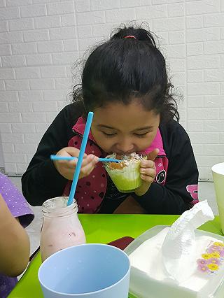 Trời mưa ăn kem thích ghê =))) - ảnh 3 troi mua an kem thich ghe =))) - anh 3