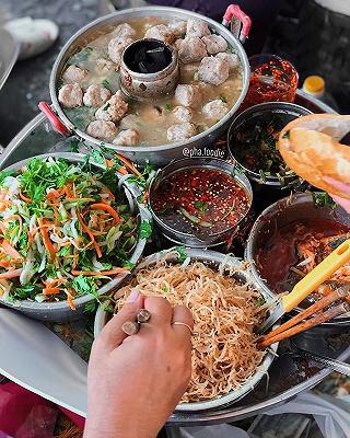 BÁNH MÌ XÍU MẠI HƠN 20 NĂM TUỔI LÚC NÀO CŨNG ĐÔNG KHÁCH - ảnh 1 banh mi xiu mai hon 20 nam tuoi luc nao cung dong khach - anh 1