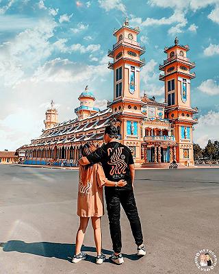 ÔM NHAU TRƯỚC TOÀ THÁNH TÂY NINH - ảnh 1 om nhau truoc toa thanh tay ninh - anh 1