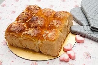 Bánh mì ngọt hạnh nhân – Almond sweet buns - ảnh 1 banh mi ngot hanh nhan – almond sweet buns - anh 1