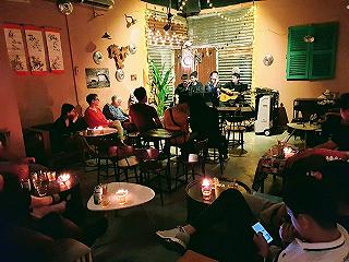 Chìm đằm trong không gian âm nhạc cực chất tại những QUÁN CAFE ACOUSTIC Ở SÀI GÒN 🎵🎶🎵 - ảnh 3 chim dam trong khong gian am nhac cuc chat tai nhung quan cafe acoustic o sai gon 🎵🎶🎵 - anh 3