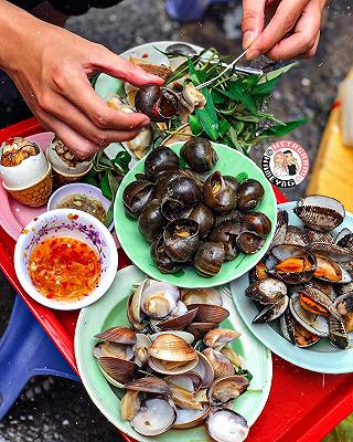 GÁNH ỐC NGỒI ĂN TRONG TƯ THẾ SẴN SÀNG BỎ CHẠY - ảnh 1 ganh oc ngoi an trong tu the san sang bo chay - anh 1