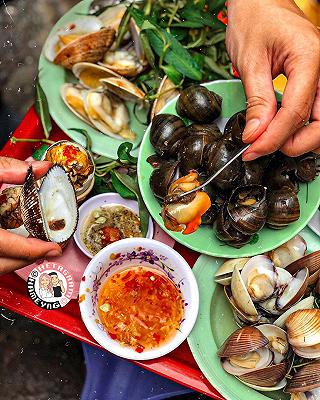 GÁNH ỐC NGỒI ĂN TRONG TƯ THẾ SẴN SÀNG BỎ CHẠY - ảnh 2 ganh oc ngoi an trong tu the san sang bo chay - anh 2