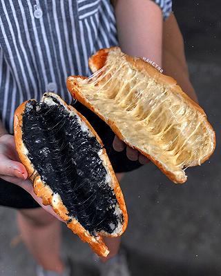 BÁNH MÌ VENOM CHEESE ĐEN THUI - ảnh 1 banh mi venom cheese den thui - anh 1