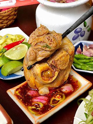 Nhờ xem youtube của cô Việt Hương mà ăn được tô bún bò siêu chất lượng luôn nè !!! - ảnh 1 nho xem youtube cua co viet huong ma an duoc to bun bo sieu chat luong luon ne !!! - anh 1