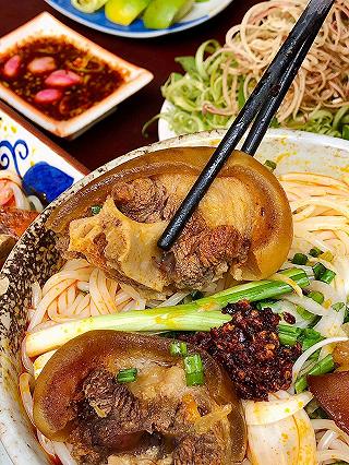 Nhờ xem youtube của cô Việt Hương mà ăn được tô bún bò siêu chất lượng luôn nè !!! - ảnh 5 nho xem youtube cua co viet huong ma an duoc to bun bo sieu chat luong luon ne !!! - anh 5
