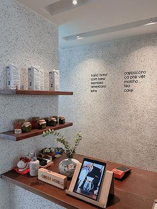 THẢ DÁNG SỐNG ẢO TẠI QUÁN CAFE TONE TRẮNG XiNH XẮN TẠI QUẬN - ảnh 2 thả dáng sống ảo taoi quán cafe tone trắng xinh xắn taoi quaôn - anh 2