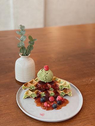 THẢ DÁNG SỐNG ẢO TẠI QUÁN CAFE TONE TRẮNG XiNH XẮN TẠI QUẬN - ảnh 1 thả dáng sống ảo taoi quán cafe tone trắng xinh xắn taoi quaôn - anh 1