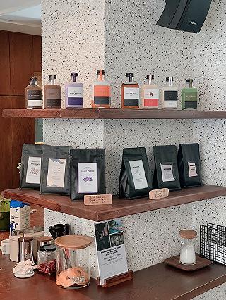 THẢ DÁNG SỐNG ẢO TẠI QUÁN CAFE TONE TRẮNG XiNH XẮN TẠI QUẬN - ảnh 3 thả dáng sống ảo taoi quán cafe tone trắng xinh xắn taoi quaôn - anh 3