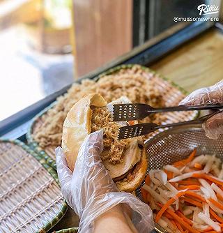 25K CHO Ổ BÁNH MÌ ĐẦY ẮP TOPPING NGAY PHỐ TÂY 25k cho o banh mi day ap topping ngay pho tay