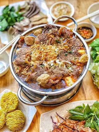 Đang hết tiền đề nghị không rủ đi chơi, nhưng rủ đi ăn LẨU BÒ thì tui đi nha =))))) - ảnh 1 dang het tien de nghi khong ru di choi, nhung ru di an lau bo thi tui di nha =))))) - anh 1