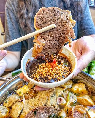 Đang hết tiền đề nghị không rủ đi chơi, nhưng rủ đi ăn LẨU BÒ thì tui đi nha =))))) - ảnh 2 dang het tien de nghi khong ru di choi, nhung ru di an lau bo thi tui di nha =))))) - anh 2