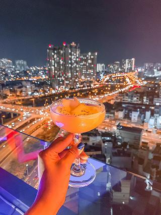 EPIC SKY LOUNGE - check in siêu trăng- săn hình sống ảo - ảnh 5 epic sky lounge - check in sieu trang- san hinh song ao - anh 5