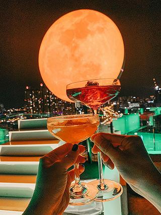 EPIC SKY LOUNGE - check in siêu trăng- săn hình sống ảo - ảnh 3 epic sky lounge - check in sieu trang- san hinh song ao - anh 3