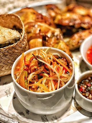 Vô quán cafe nhưng hổng uống cafe, mà ăn đồ Thái thì có gì là sai? - ảnh 4 vo quan cafe nhung hong uong cafe, ma an do thai thi co gi la sai? - anh 4