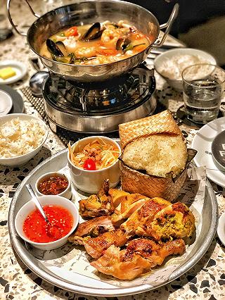 Vô quán cafe nhưng hổng uống cafe, mà ăn đồ Thái thì có gì là sai? - ảnh 2 vo quan cafe nhung hong uong cafe, ma an do thai thi co gi la sai? - anh 2