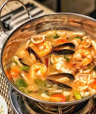 Vô quán cafe nhưng hổng uống cafe, mà ăn đồ Thái thì có gì là sai? - ảnh 6 vo quan cafe nhung hong uong cafe, ma an do thai thi co gi la sai? - anh 6