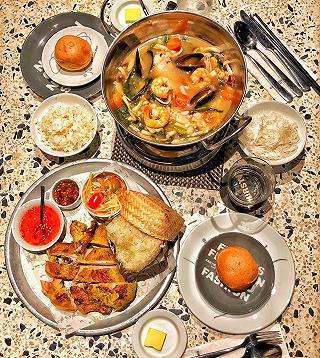 Vô quán cafe nhưng hổng uống cafe, mà ăn đồ Thái thì có gì là sai? - ảnh 1 vo quan cafe nhung hong uong cafe, ma an do thai thi co gi la sai? - anh 1