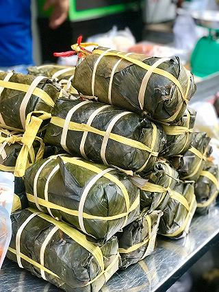 Tiệm Giò Chả nóng hổi bán nhanh như chớp - Muốn ăn phải tranh thủ đi sớm - ảnh 2 tiem gio cha nong hoi ban nhanh nhu chop - muon an phai tranh thu di som - anh 2