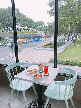 Phát hiện quán trà sữa bé xinh view đường phố đẹp ngỡ ngàng 😌 - ảnh 1 phat hien quan tra sua be xinh view duong pho dep ngo ngang 😌 - anh 1
