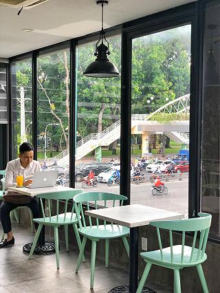 🏖Lưu ngay toạ độ có quán cà phê ngắm trọn đường phố ngàn view sống ảo 📸 - ảnh 5 🏖luu ngay toa do co quan ca phe ngam tron duong pho ngan view song ao 📸 - anh 5
