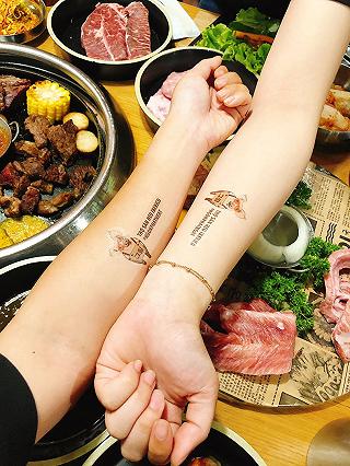 Ăn thịt heo Iberico ngon nhất thế giới đốt rượu ì xèo còn được “gói mang về” tattoo siêu cute =)))) - ảnh 5 an thit heo iberico ngon nhat the gioi dot ruou i xeo con duoc “goi mang ve” tattoo sieu cute =)))) - anh 5
