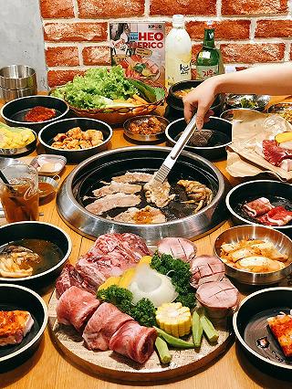 Ăn thịt heo Iberico ngon nhất thế giới đốt rượu ì xèo còn được “gói mang về” tattoo siêu cute =)))) - ảnh 3 an thit heo iberico ngon nhat the gioi dot ruou i xeo con duoc “goi mang ve” tattoo sieu cute =)))) - anh 3