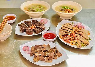 Quán cháo vịt có huyết nếp nhà làm ngon “xức xắc” - ảnh 3 quan chao vit co huyet nep nha lam ngon “xuc xac” - anh 3