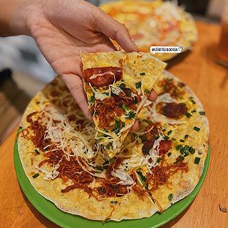 BÁNH TRÁNG NƯỚNG VỚI HƠN 50 LOẠI ĐẦY Ụ TOPPING CHỈ TỪ 20K 😱 - ảnh 2 banh trang nuong voi hon 50 loai day u topping chi tu 20k 😱 - anh 2