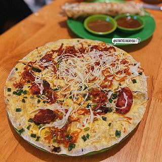 BÁNH TRÁNG NƯỚNG VỚI HƠN 50 LOẠI ĐẦY Ụ TOPPING CHỈ TỪ 20K 😱 - ảnh 3 banh trang nuong voi hon 50 loai day u topping chi tu 20k 😱 - anh 3