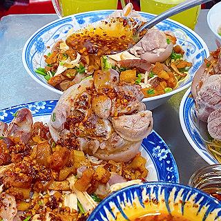 Nghiện ăn cay nên kẹp nách SA TẾ NANA đi ăn HỦ TIẾU GÀ lừng danh hơn 30 năm quận 4 - ảnh 4 nghien an cay nen kep nach sa te nana di an hu tieu ga lung danh hon 30 nam quan 4 - anh 4
