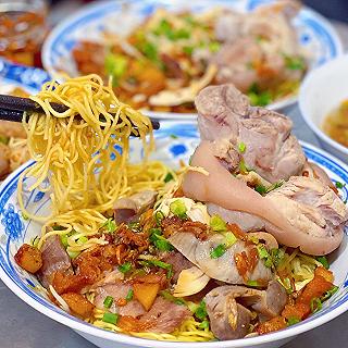 Nghiện ăn cay nên kẹp nách SA TẾ NANA đi ăn HỦ TIẾU GÀ lừng danh hơn 30 năm quận 4 - ảnh 3 nghien an cay nen kep nach sa te nana di an hu tieu ga lung danh hon 30 nam quan 4 - anh 3